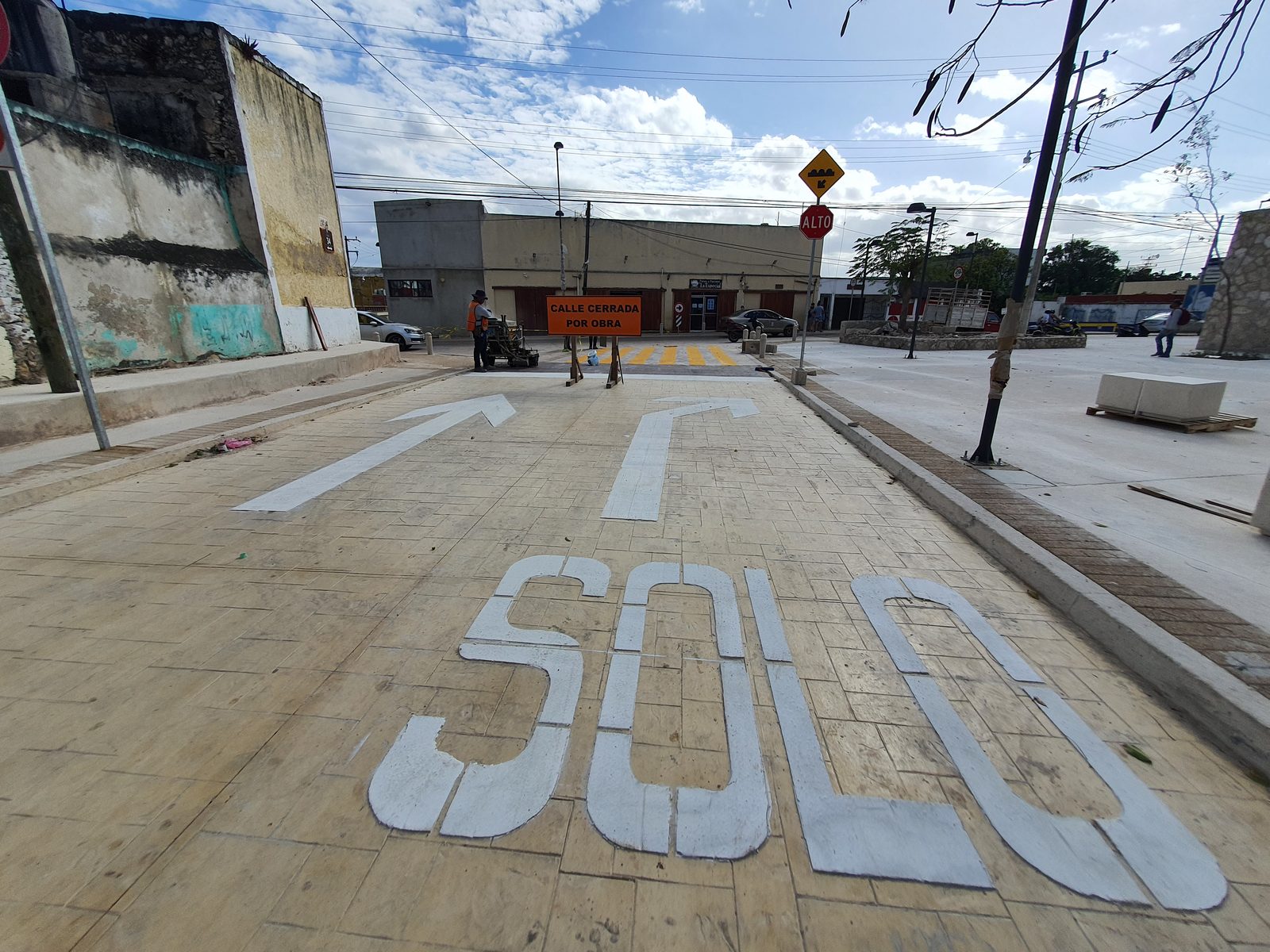 Leyenda SOLO aplicada en pavimento con pintura termoplástica