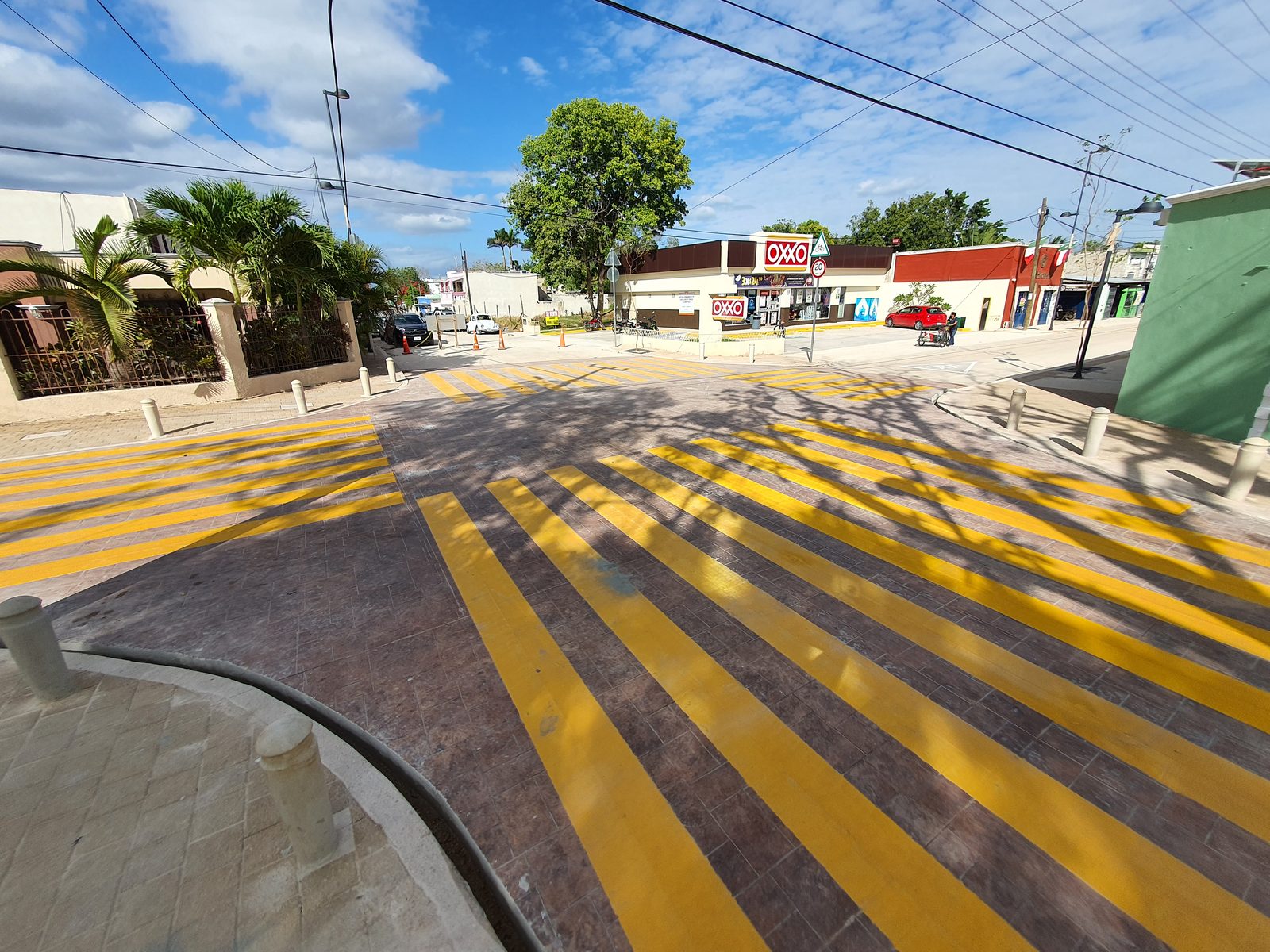 Cruce peatonal terminado con pintura termoplástica amarilla