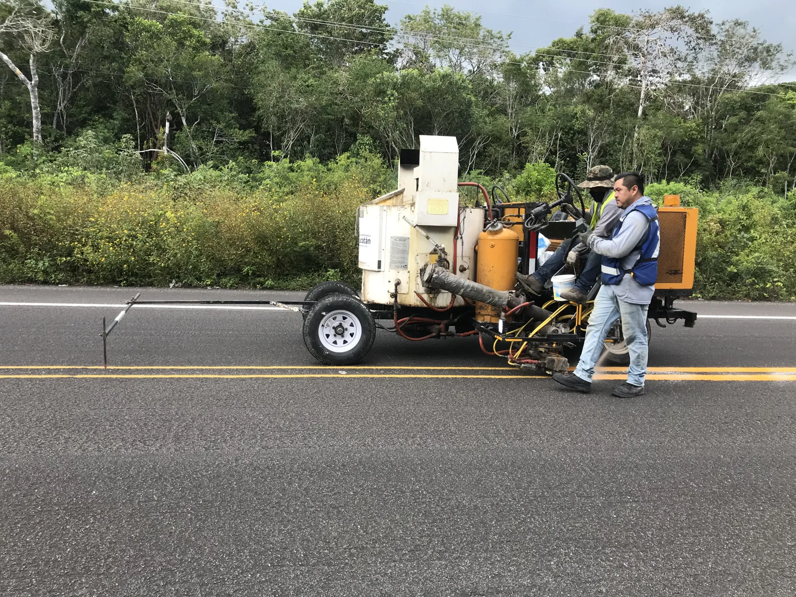 Máquina autopropulsada aplicando raya amarilla