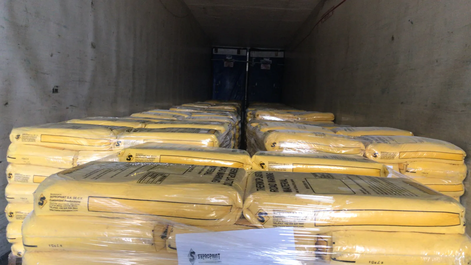 Contenedor cargado con sacos de termoplástica para exportación