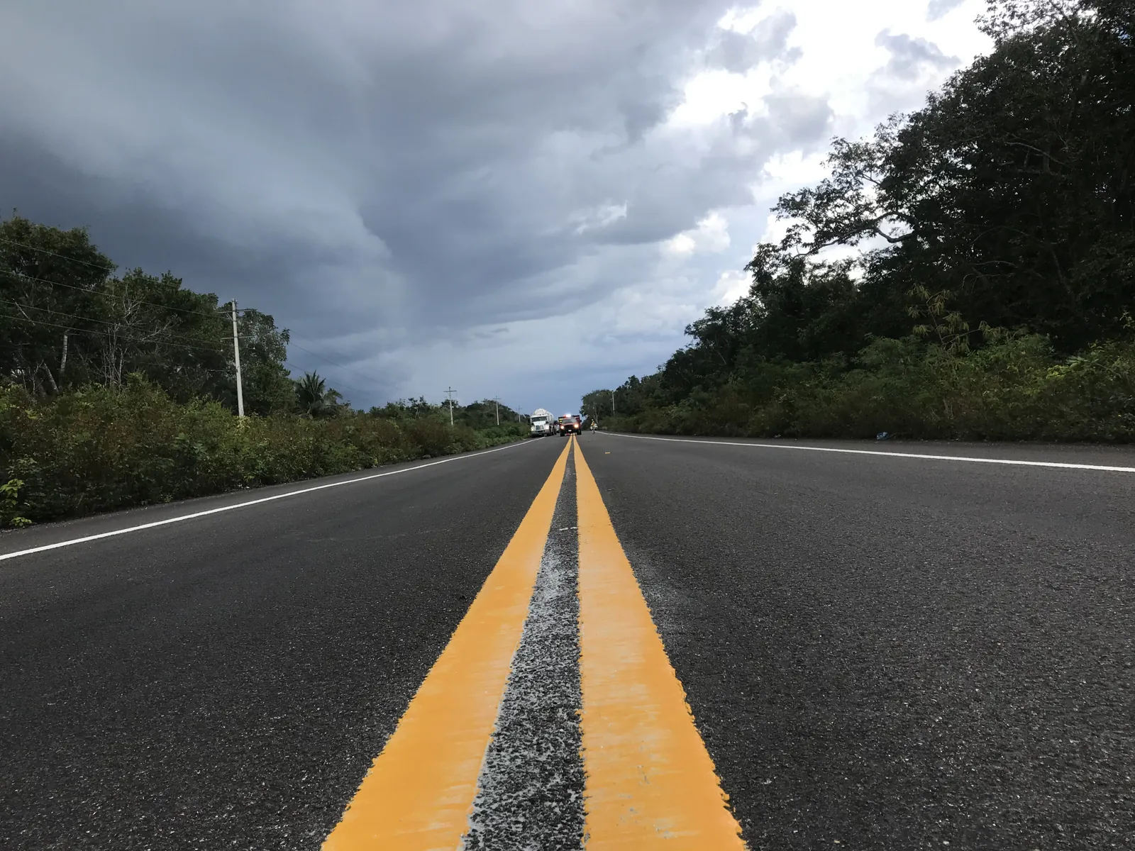 Carretera con doble raya central amarilla de termoplástica
