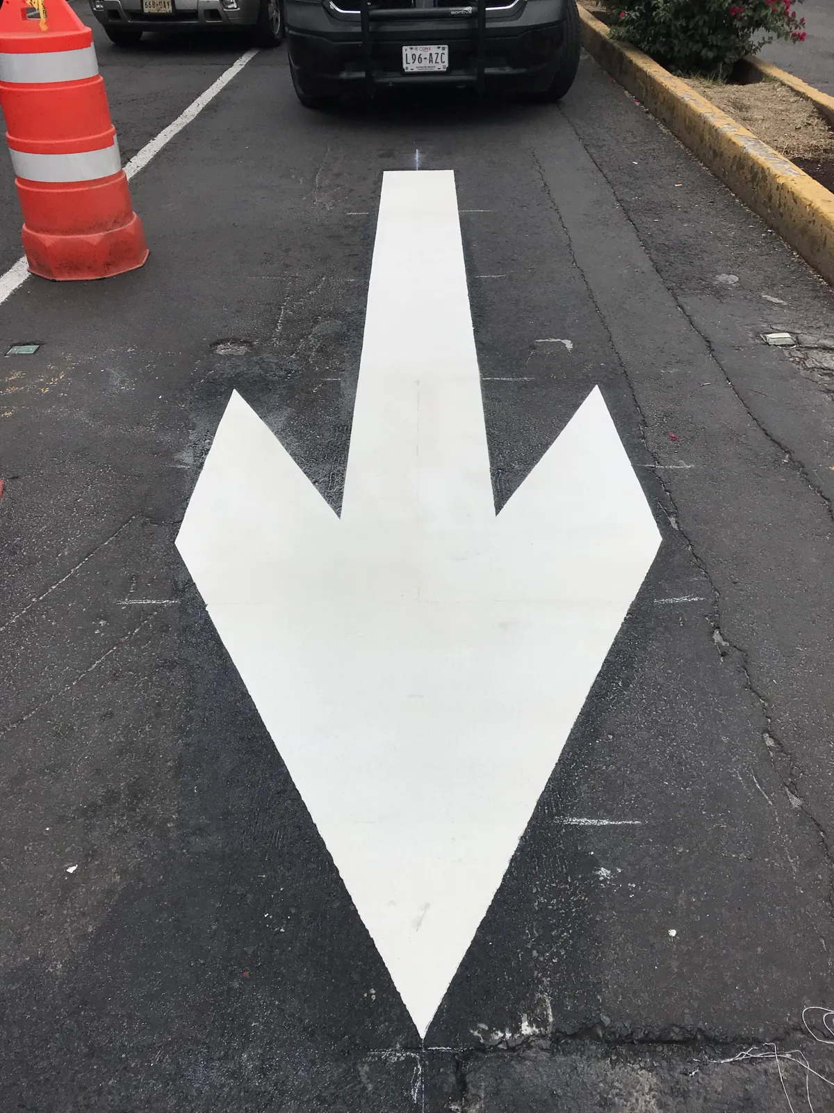 Flecha de termoplástico preformado instalada en avenida