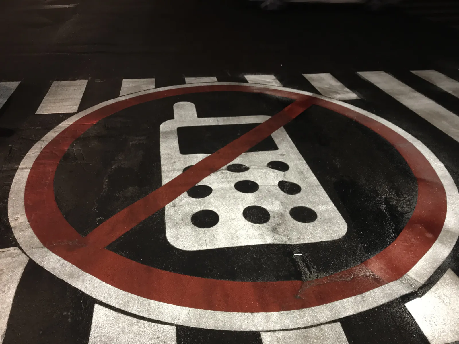 Pictograma de no usar el celular en un paso peatonal, de termoplástico preformado