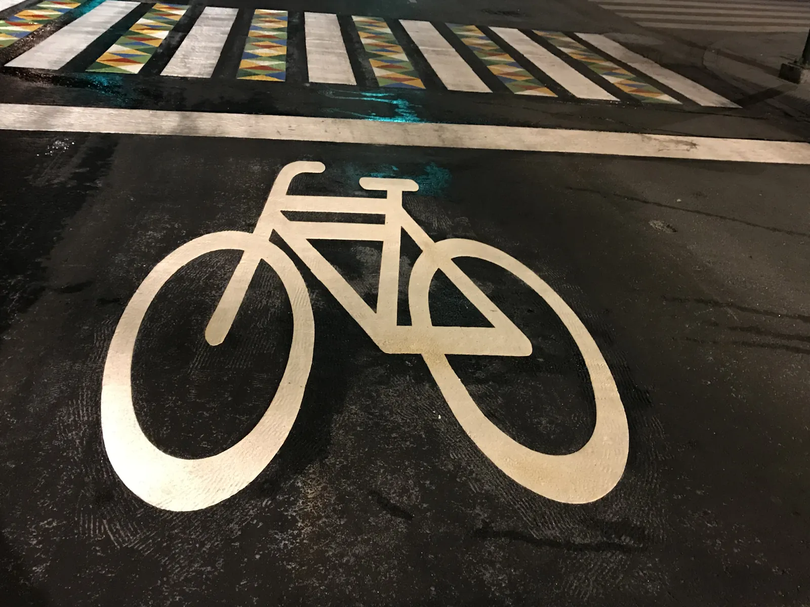 Símbolo de bicicleta de termoplástico preformado en ciclovía