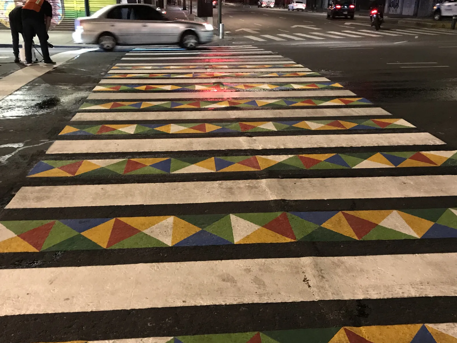 Paso peatonal de colores con figuras de termoplástico preformado