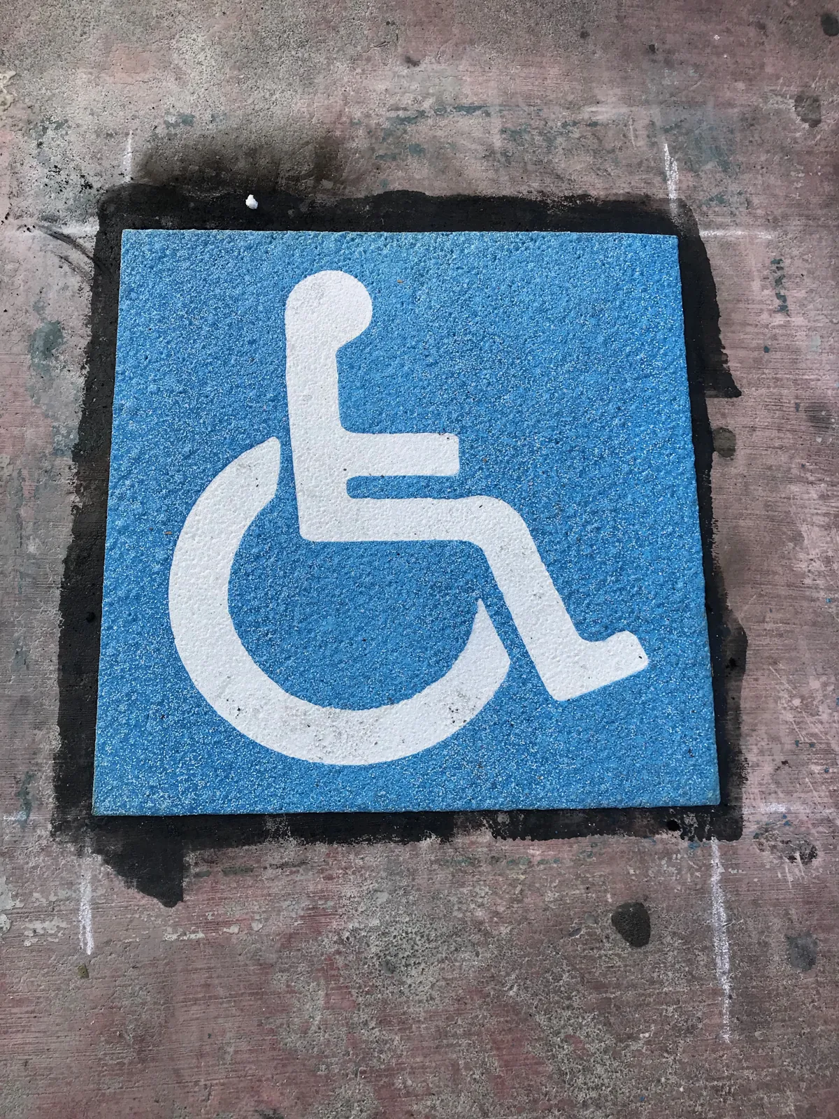 Símbolo de accesibilidad de termoplástico preformado azul y blanco
