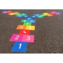 Juego infantil en patio escolar