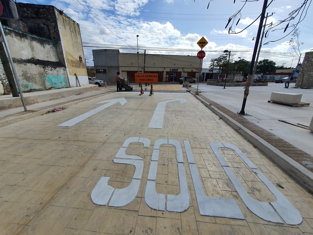 Leyenda SOLO aplicada en pavimento con pintura termoplástica