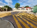 Cruce peatonal terminado con pintura termoplástica amarilla