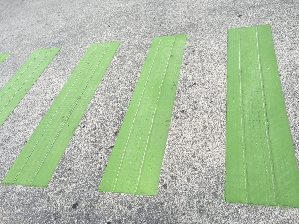 Ciclovía demarcada en verde con pintura termoplástica