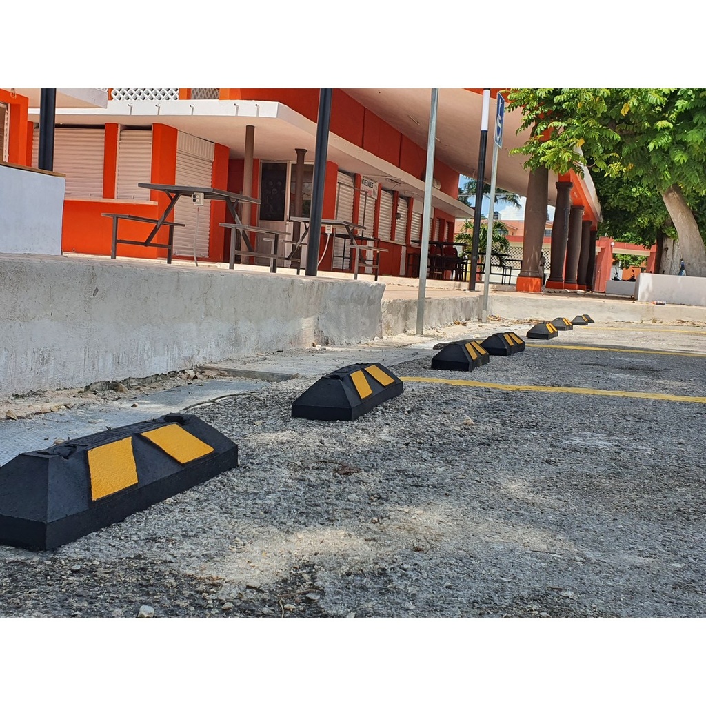 Topes Home Top It instalados en cajones de estacionamiento