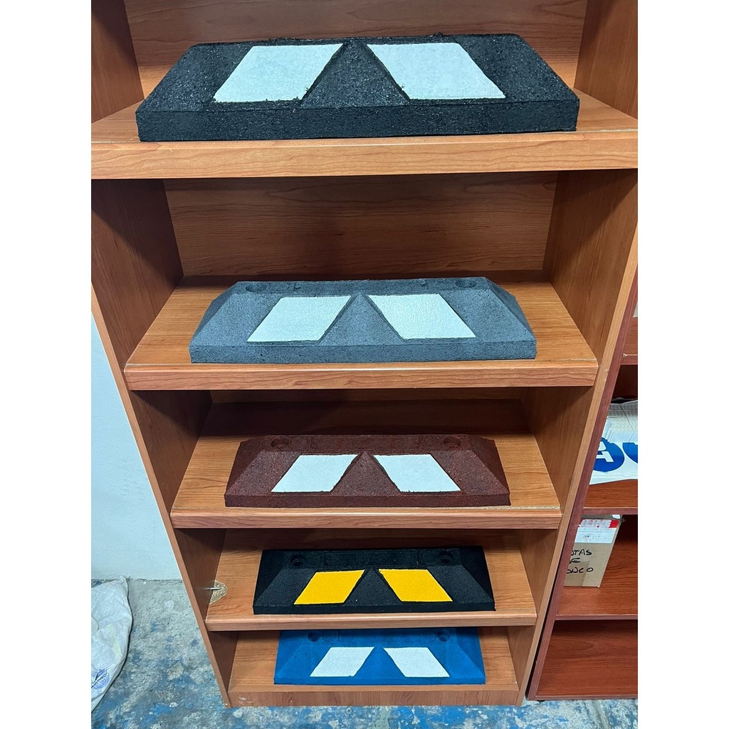 Topes de estacionamiento en la gama de colores disponible