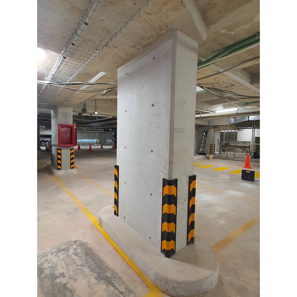 Esquinero de caucho en columna de concreto