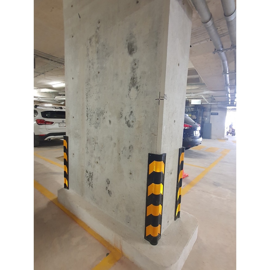 Protectores de columna en estacionamiento de plaza