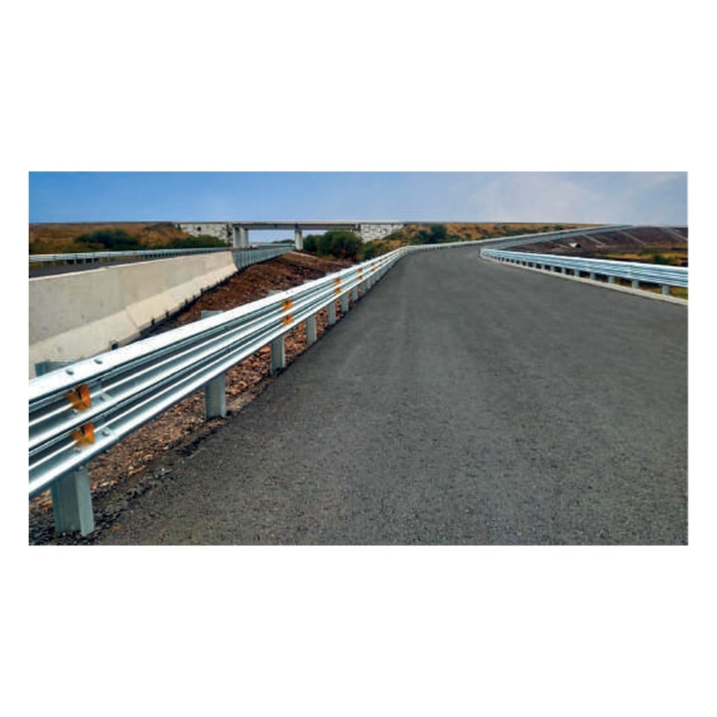Defensa metálica de tres crestas instalada en carretera