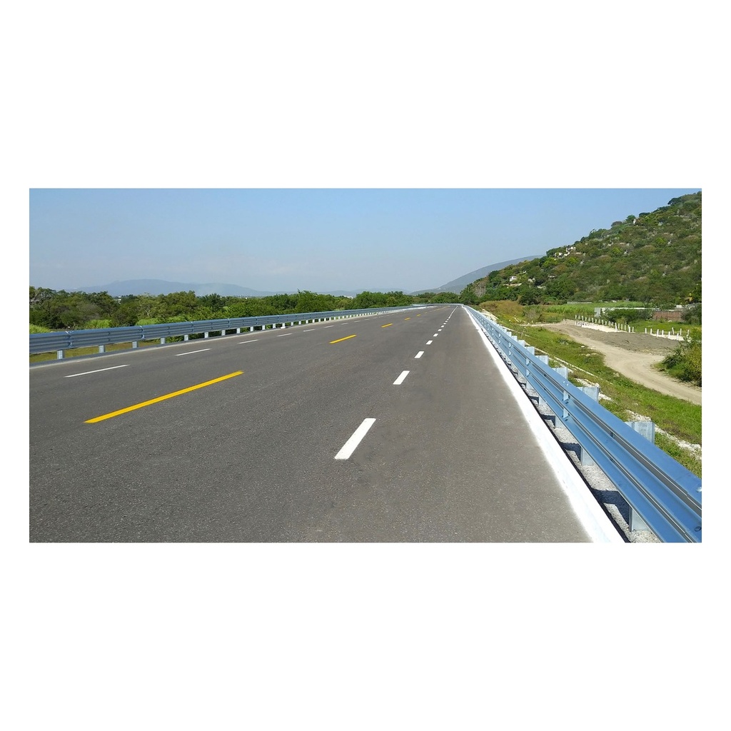 Defensa metálica instalada en carretera