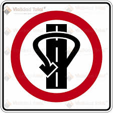 SEÑAL SR-25C (RETORNO SALIDA A DESNIVEL (PIV)) (INGENIERIA, ANGULAR, CAL 16, CON ANTIGRAFITI, CIUDAD, 61 X 61 CM)