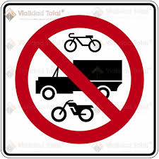 SEÑAL SR-27 (PROHIBIDA LA CIRCULACIÓN DE BICICLETAS, 
VEHÍCULOS DE CARGA Y MOTOCICLETAS) (INGENIERIA, ANGULAR, CAL 16, CON ANTIGRAFITI, CIUDAD, 61 X 61 CM)