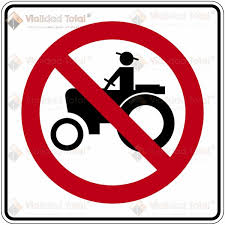 SEÑAL SR-29 (PROHIBIDA LA CIRCULACIÓN DE VEHÍCULOS 
AGRÍCOLAS)